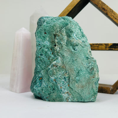 fuchsite cut base with decorations in the background