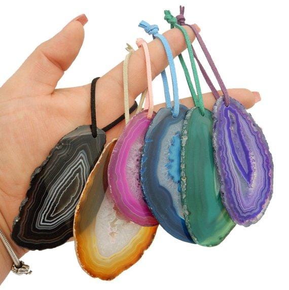6 agate ornaments in a hand