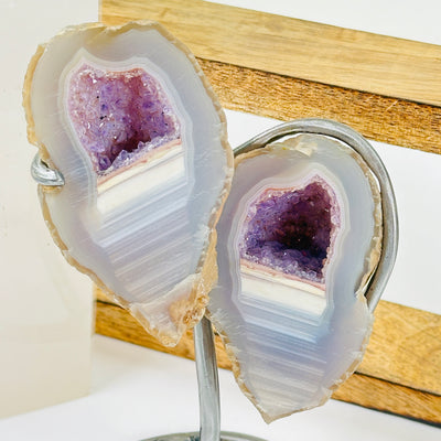 agate with decorations in the background