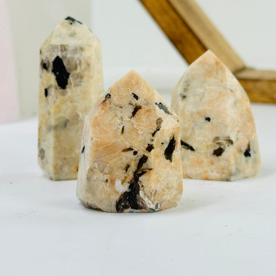 FELDSPAR POLISHED POINTS WITH DECORATIONS IN THE BACKGROUND