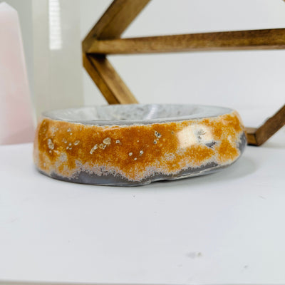 agate bowl with decorations in the background