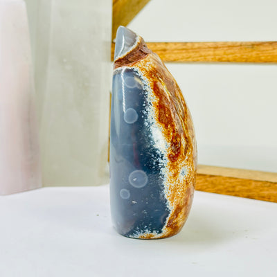 agate cut base with decorations in the background