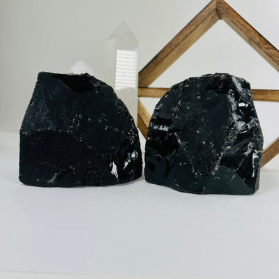 obsidian bookends with decorations in the background