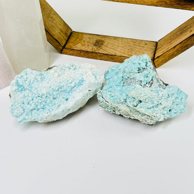 aragonite with decorations in the background