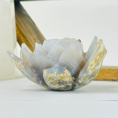 agate flower with decorations in the background