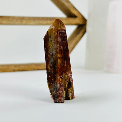 amphibole polished point with decorations in the background