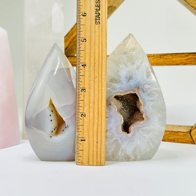 agate flame point with decorations in the background