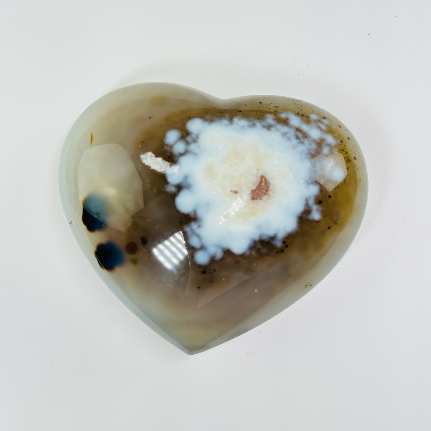 agate with decorations in the background