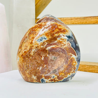 agate cut base with decorations in the background