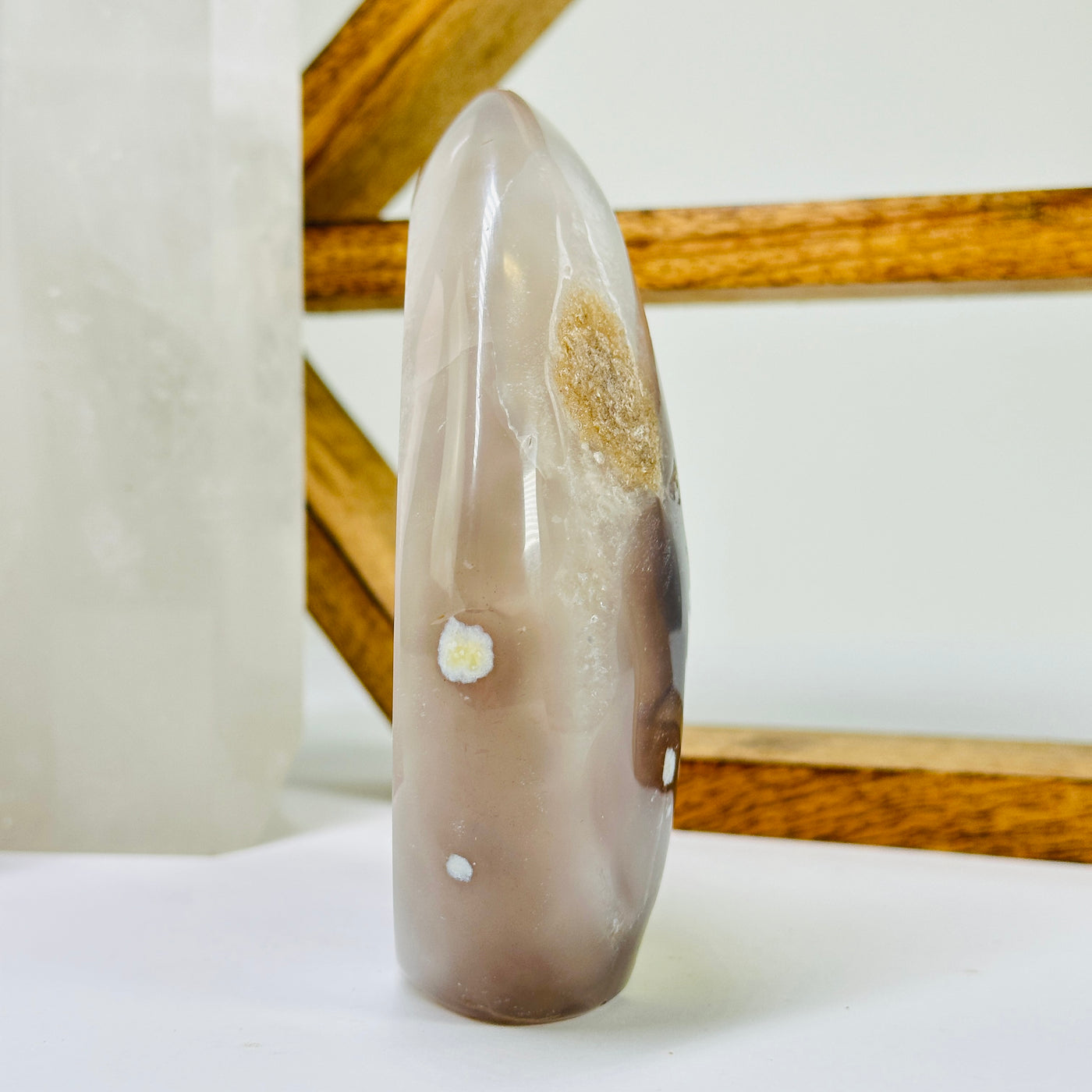 agate flame point with decorations in the background