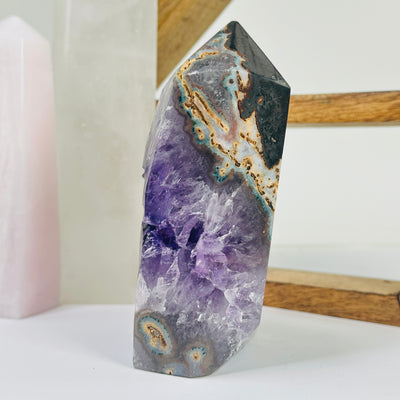 amethyst point with decorations in the background