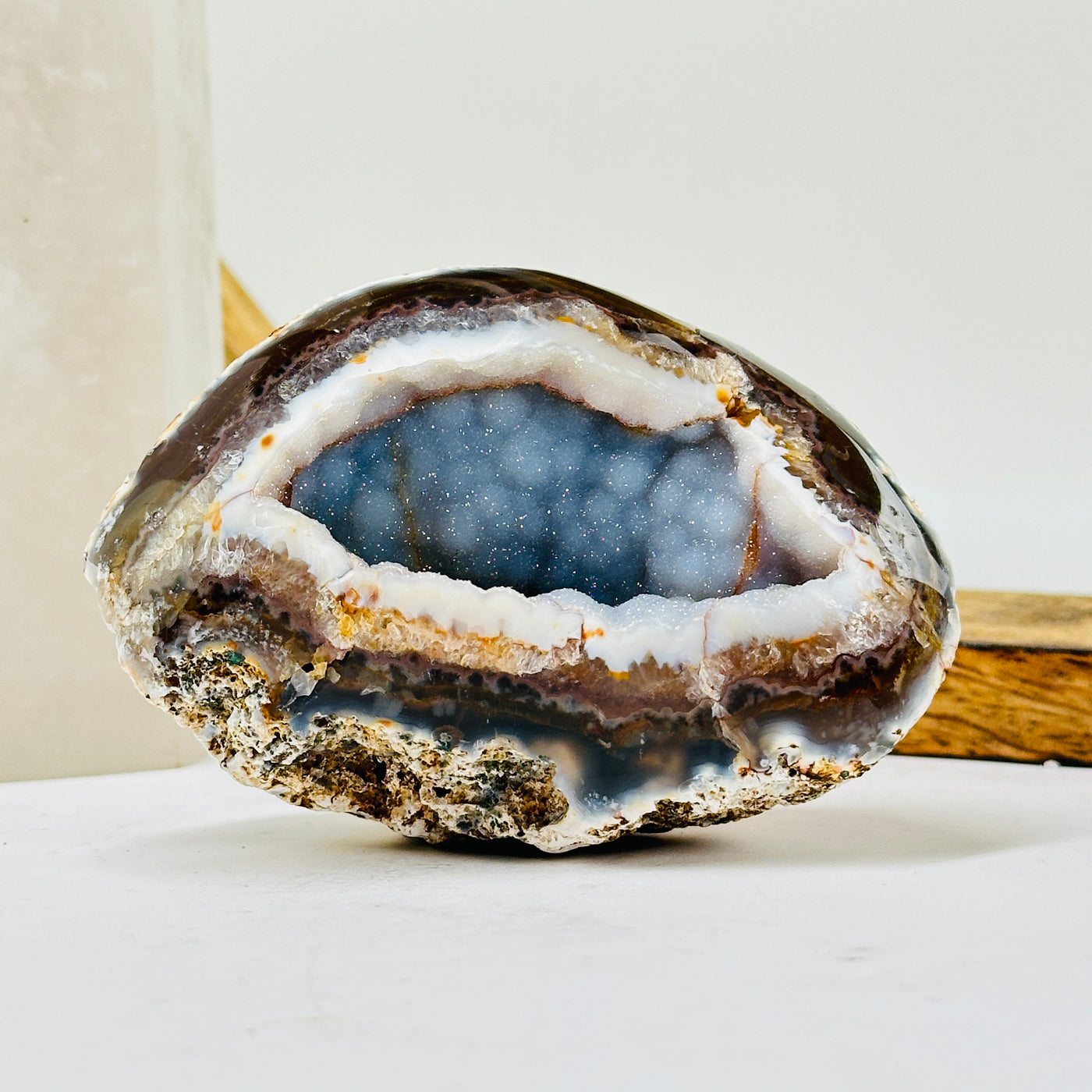 agate with decorations in the background