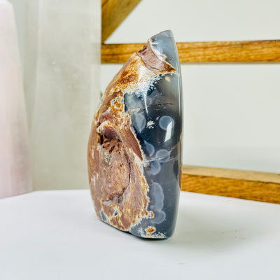 agate cut base with decorations in the background