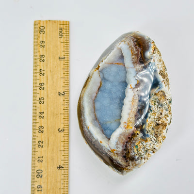 agate with decorations in the background