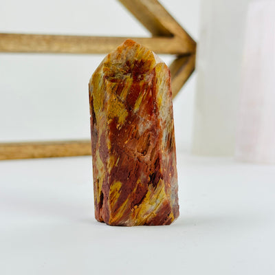 amphibole polished point with decorations in the background