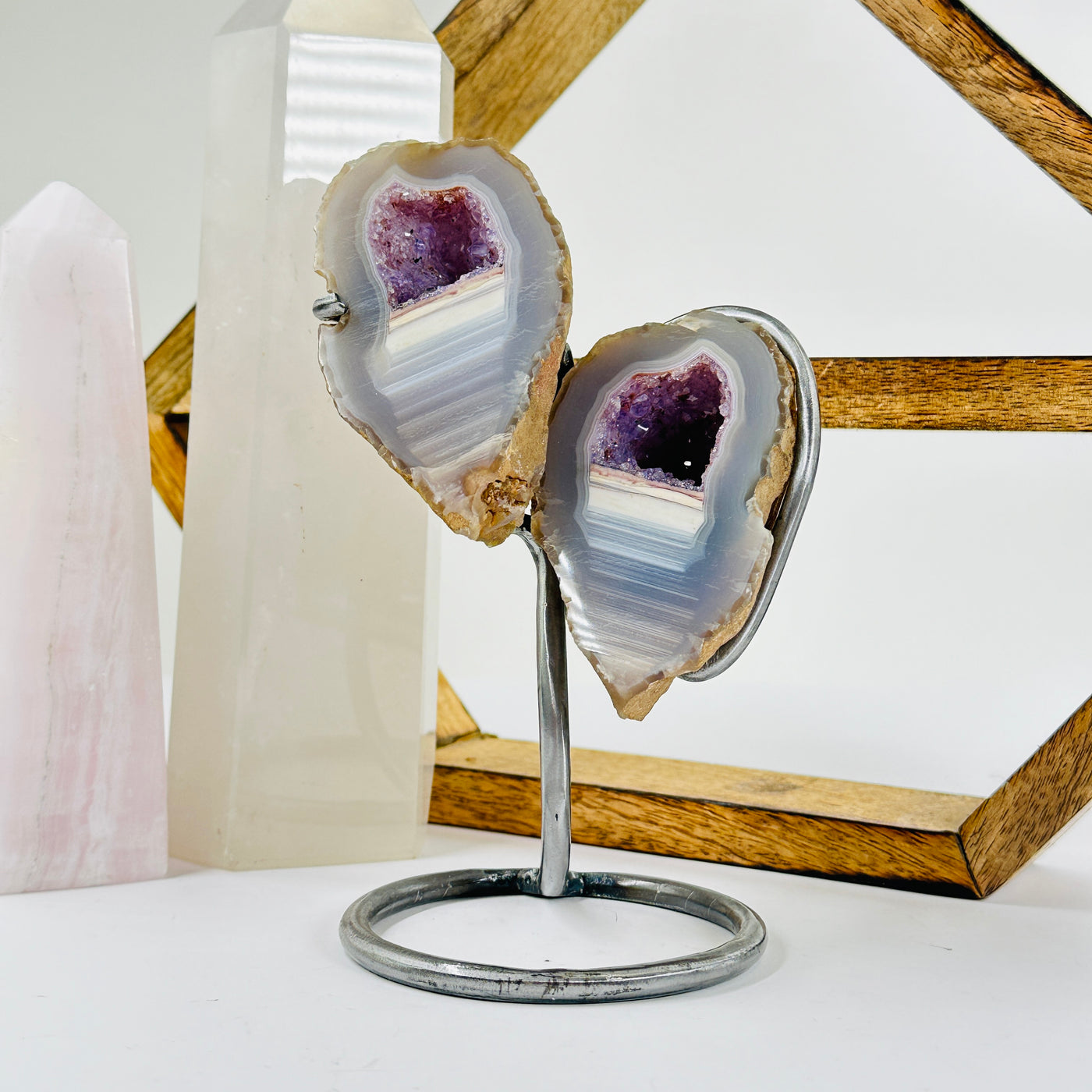 agate with decorations in the background