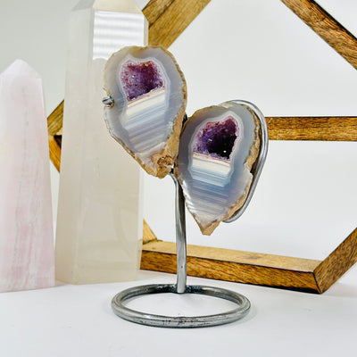 agate with decorations in the background