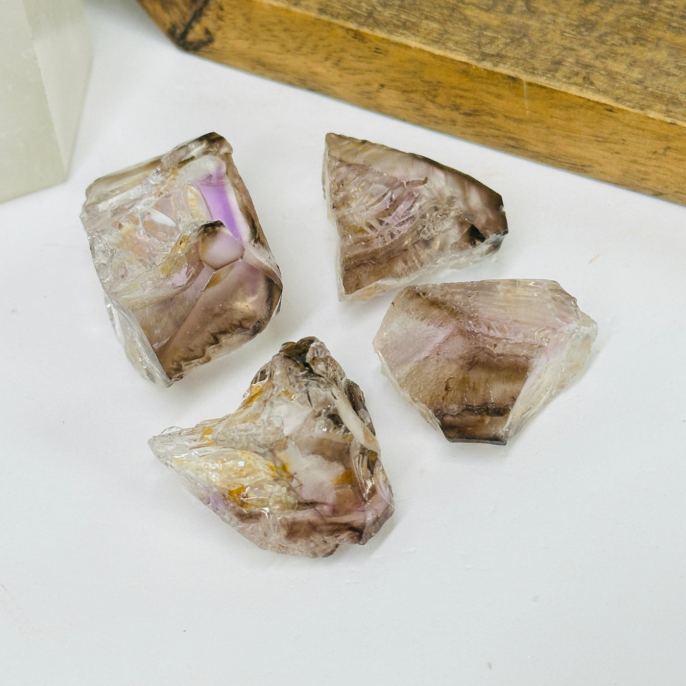 alligator quartz with decorations in the background