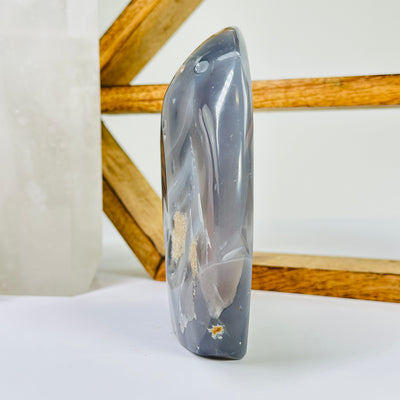 agate flame point with decorations in the background