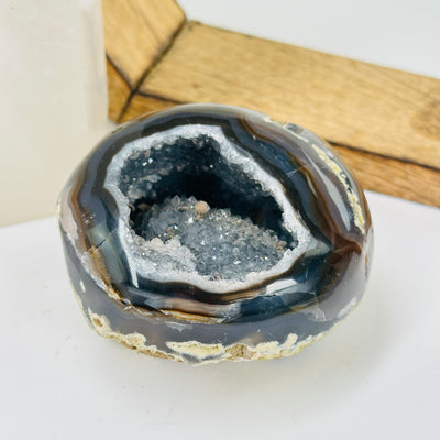 agate with decorations in the background