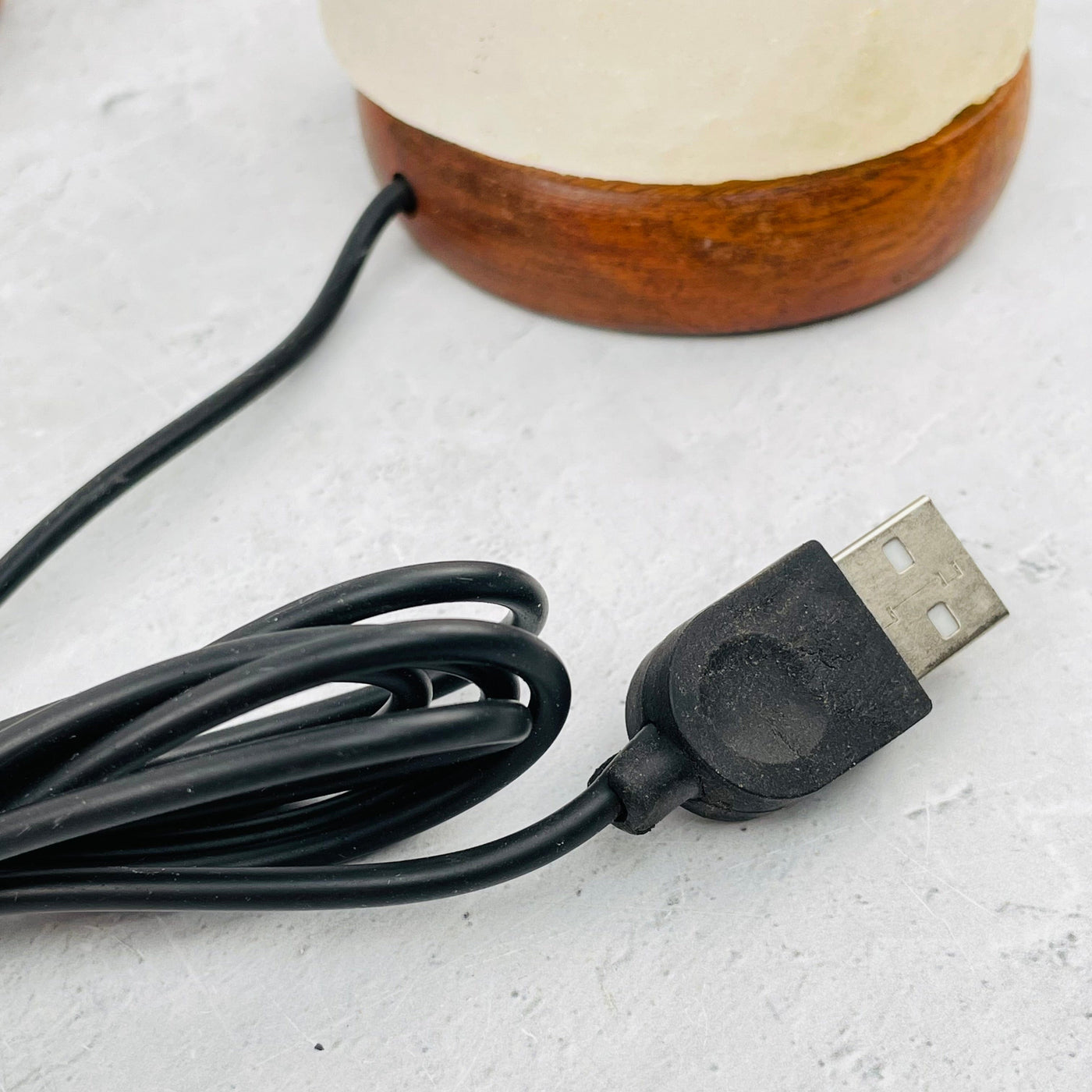 close up of the USB cord that comes with the lamp 