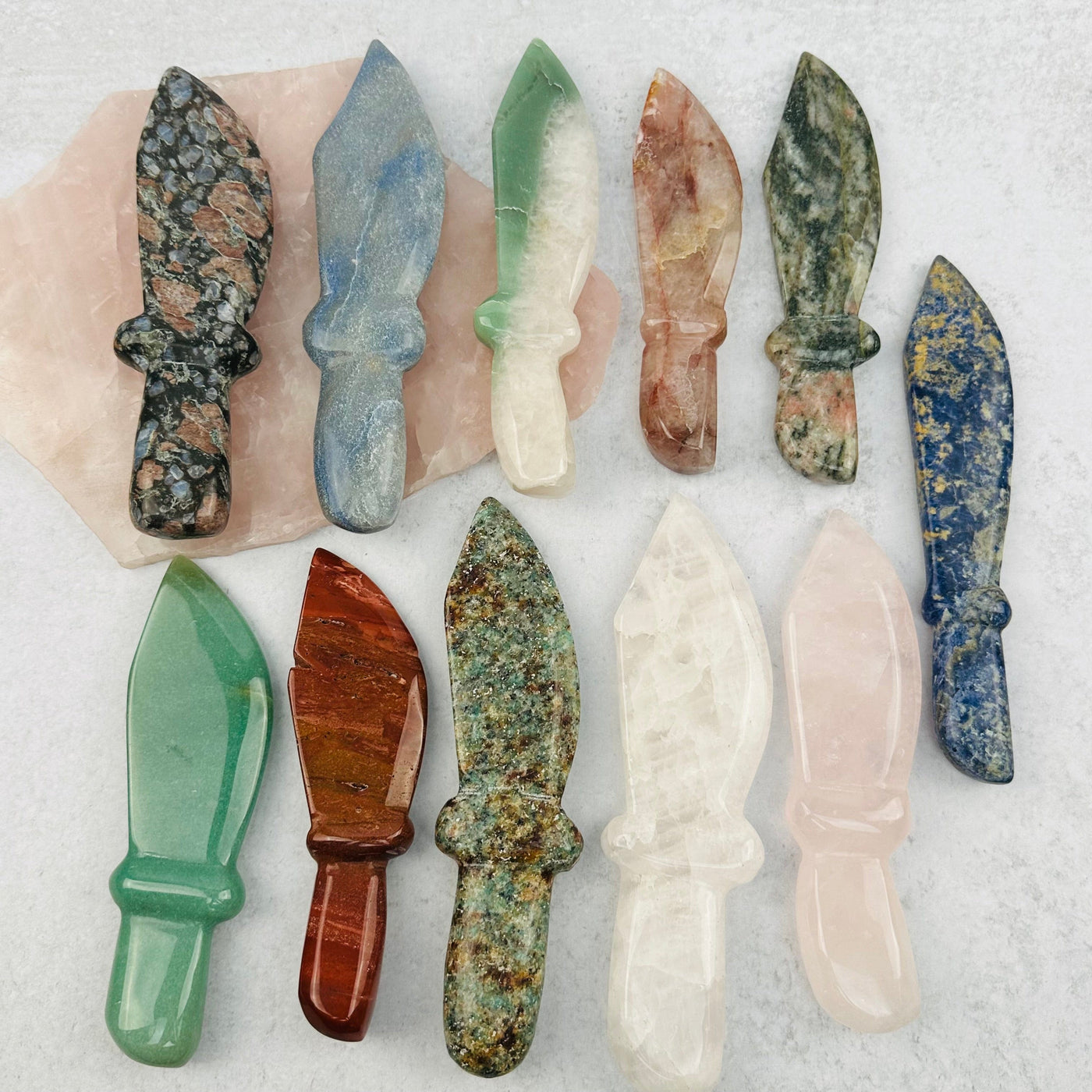 multiple knifes displayed to show the differences in the crystal types 