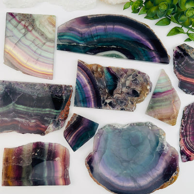 multiple semi polished crystal slabs displayed to show the differences in the sizes and color shades 