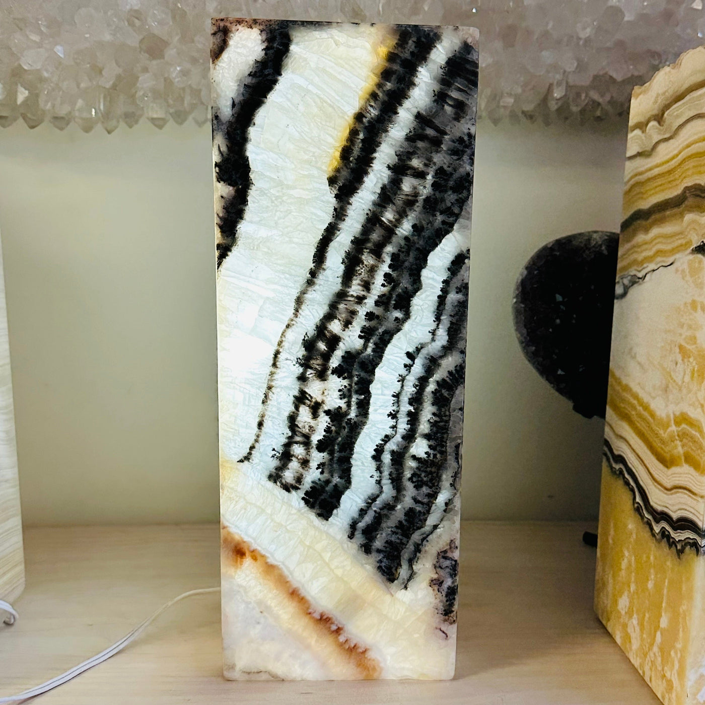 back side of the mexican onyx lamp to show the pattern 