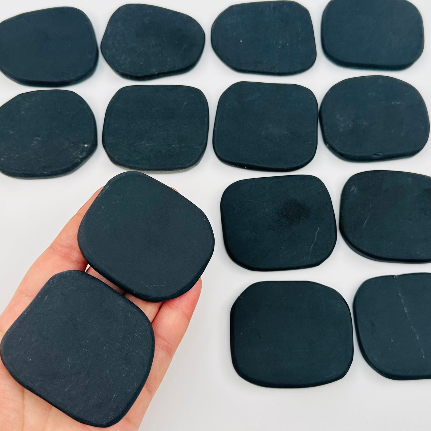 multiple obsidian slabs displayed to show the differences in the sizes 