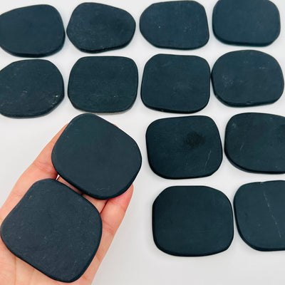 multiple obsidian slabs displayed to show the differences in the sizes 