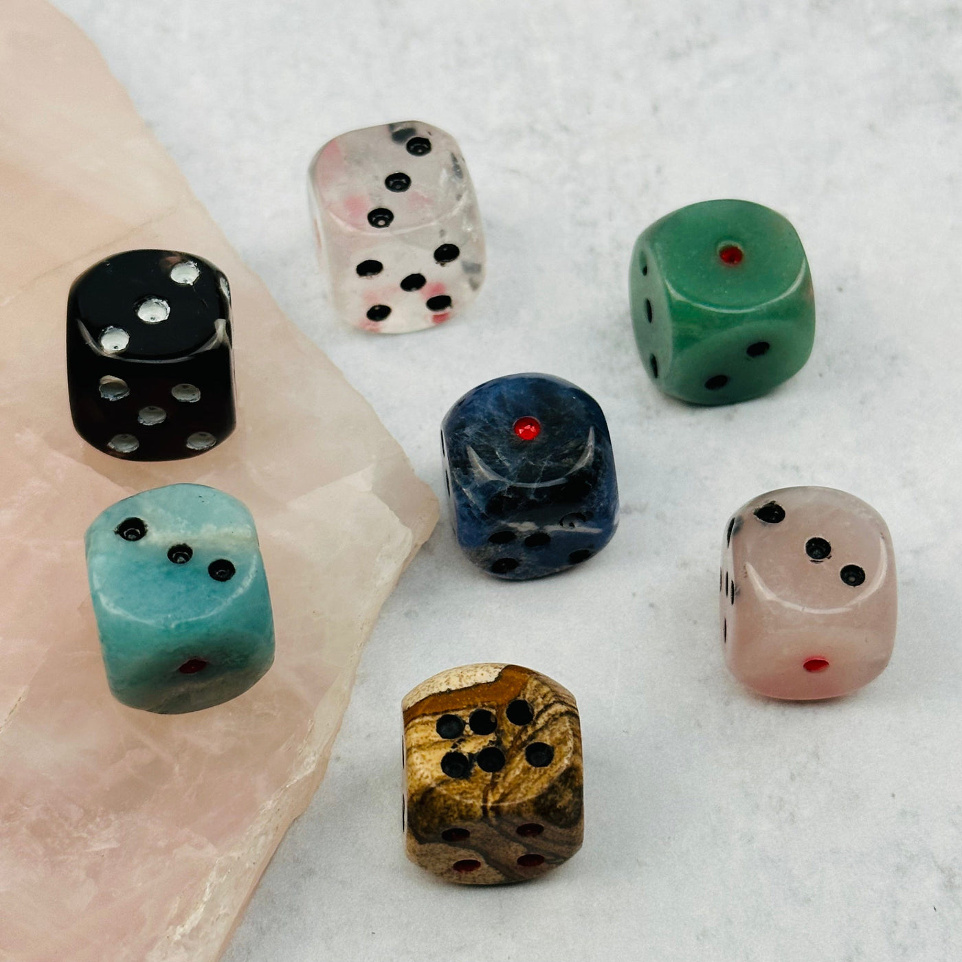 multiple dice displayed to show the differences in the gemstone types 