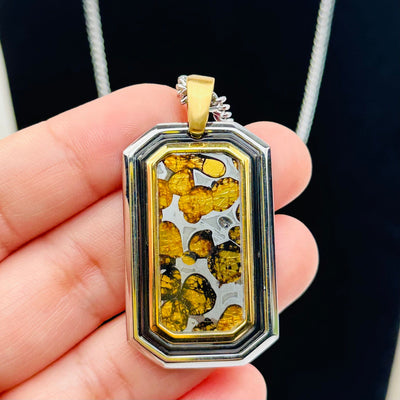 close up of the details on this pendant 