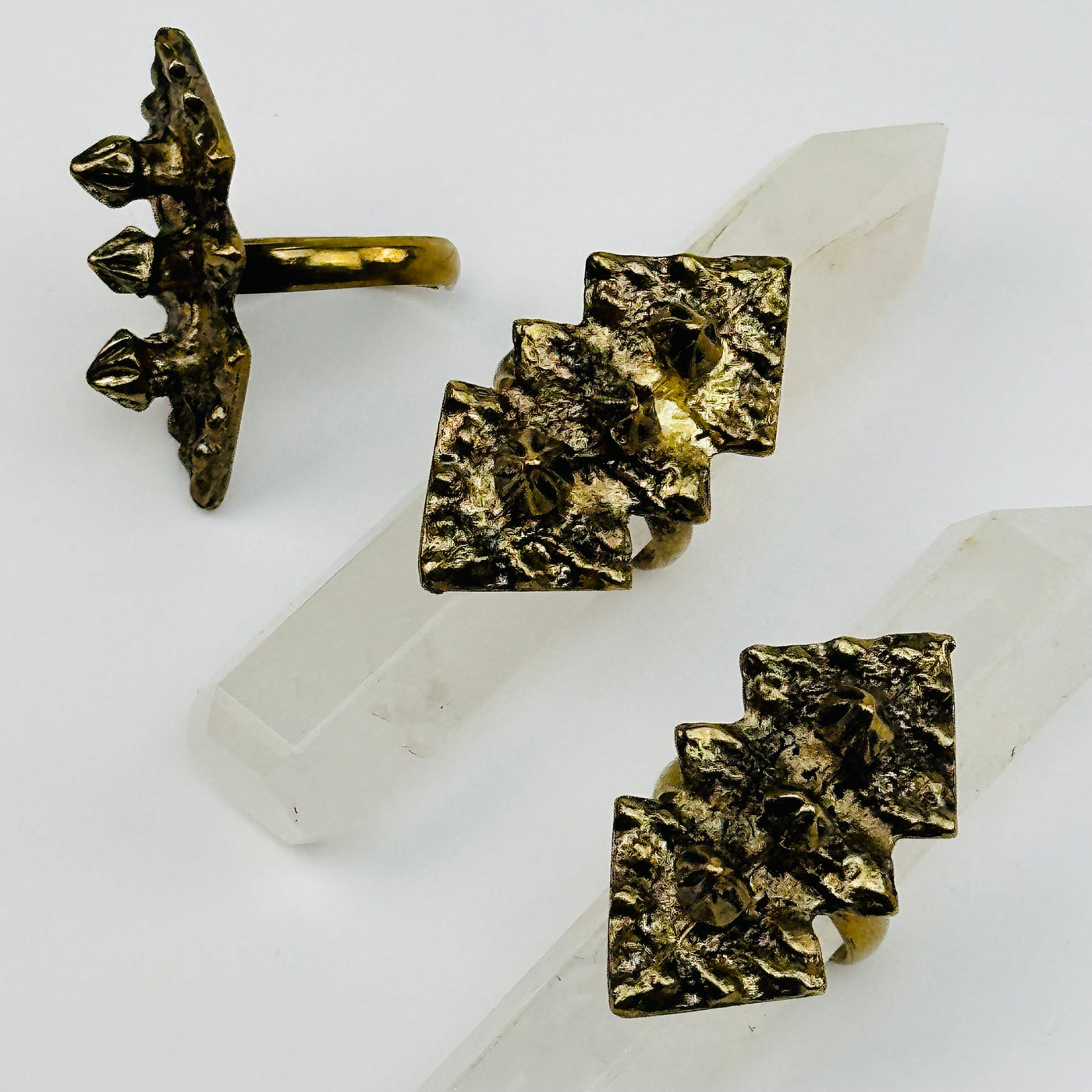 brass rings come with three point spikes