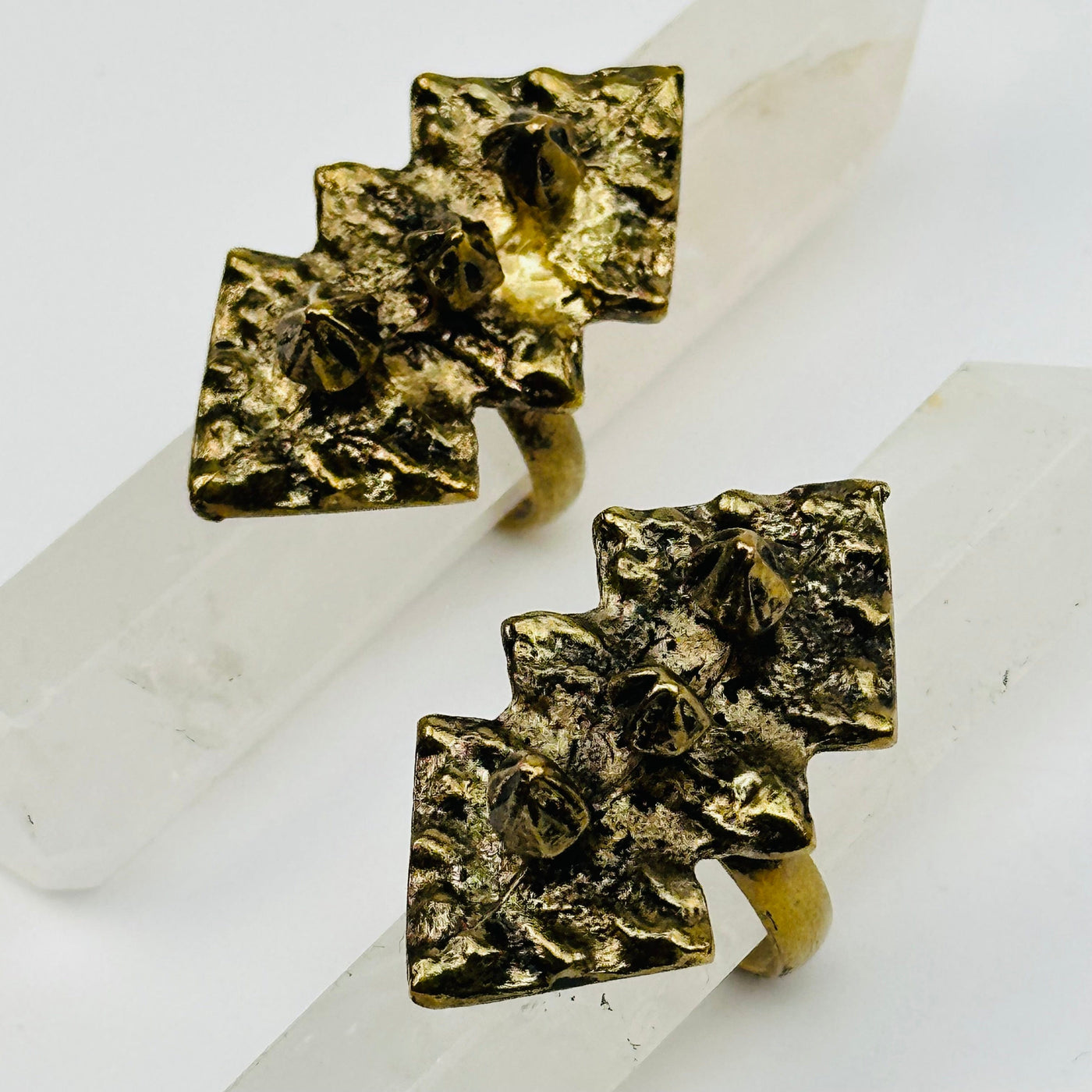 brass rings come with triangles and point spikes