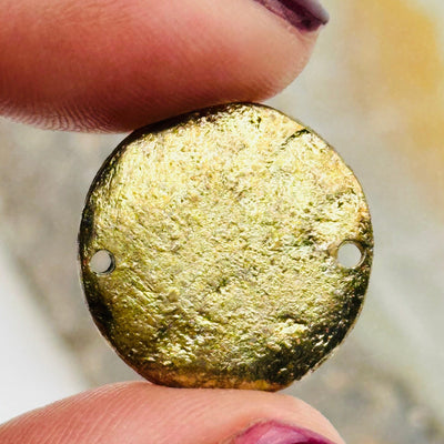 close up of the details on this gold toned brass charm connector 