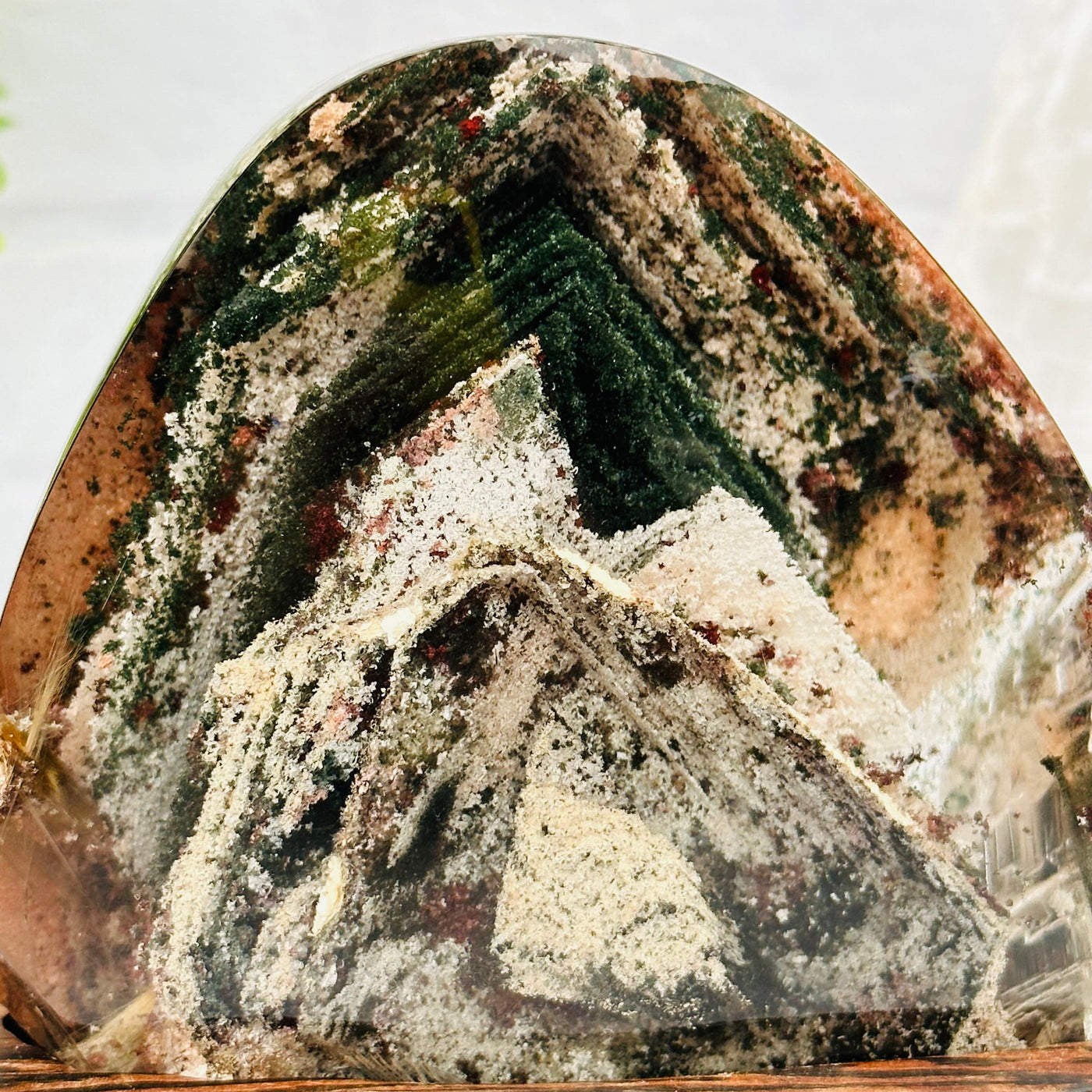 close up of the lodolite formation within the quartz