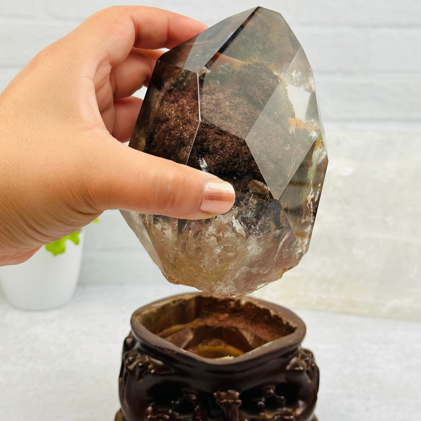 the lodolite quartz comes off of the wooden base