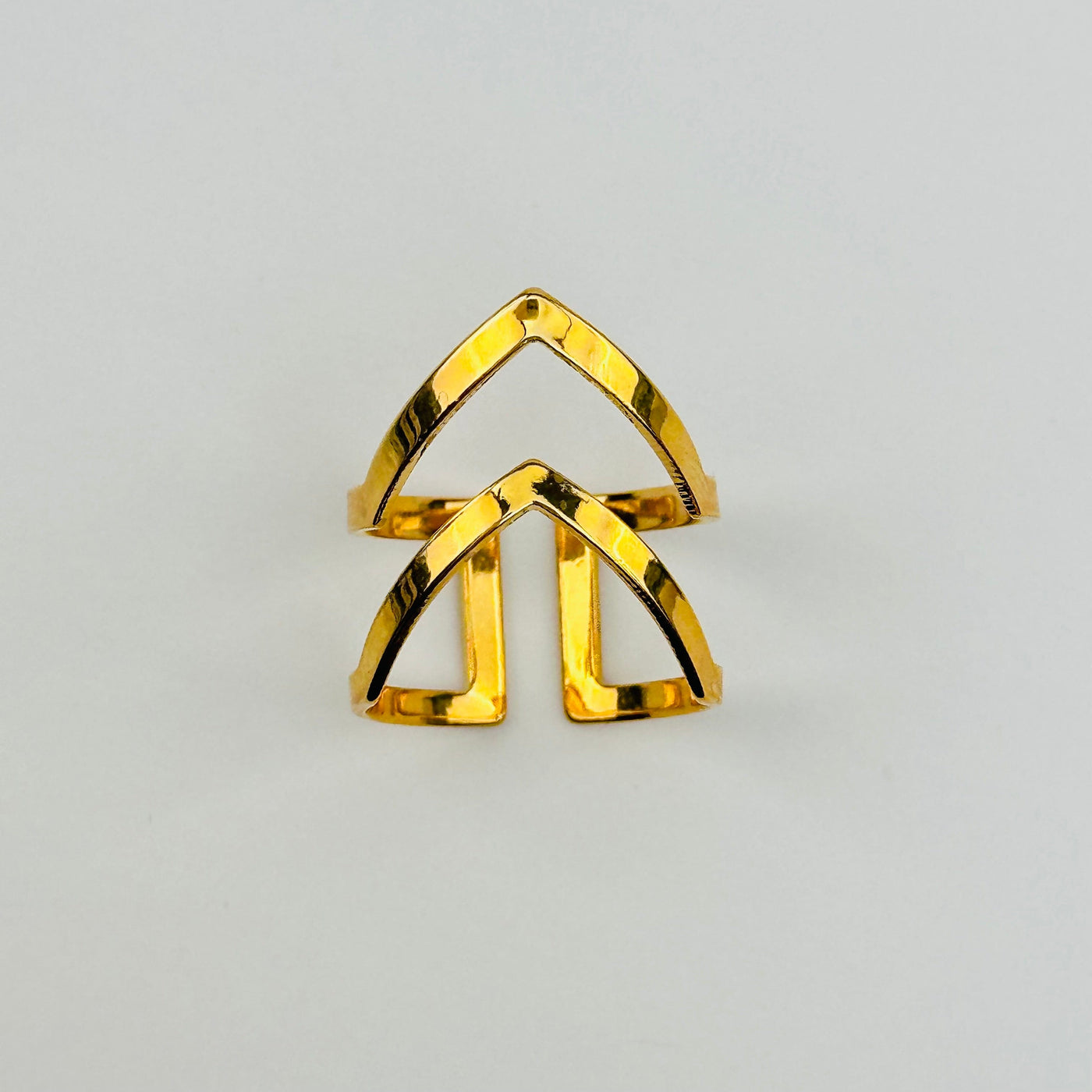 ring can be worn facing upward or downward 