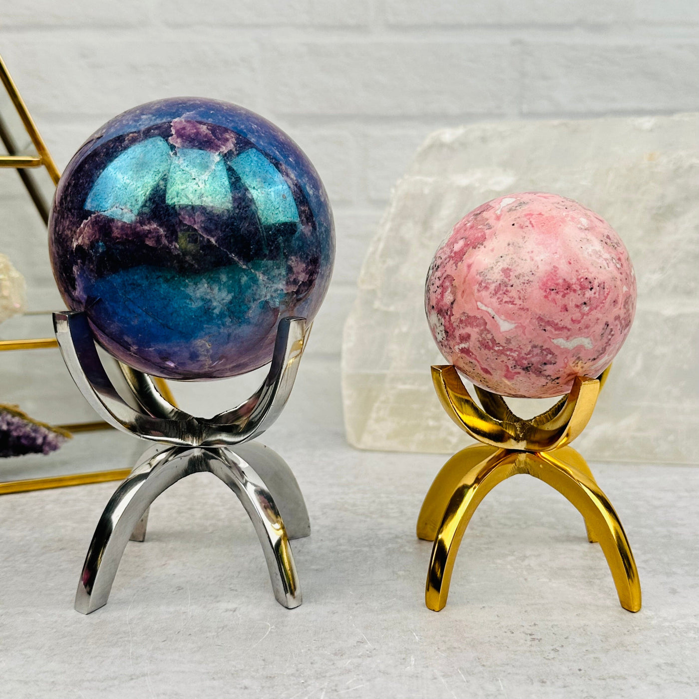 Metal Claw Stand - Sphere Holder displayed as home decor 