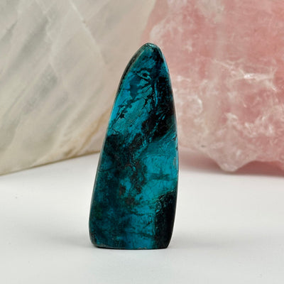 close up of the details on this cut base