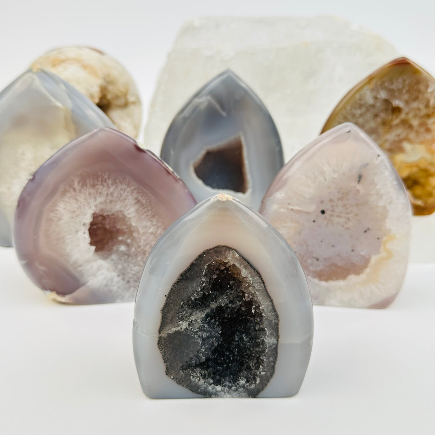 multiple agate points displayed to show the differences in the sizes and color shades