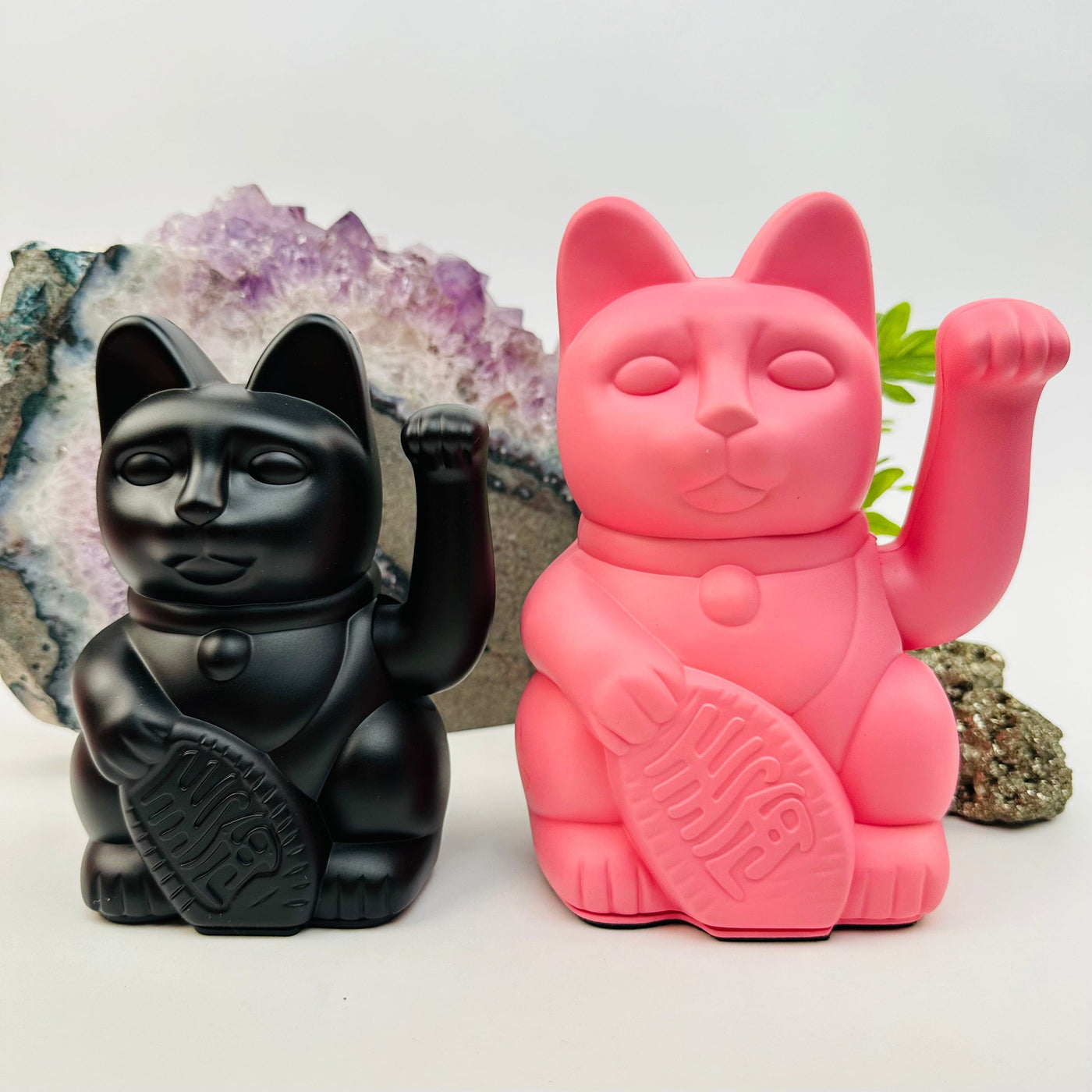 small and large lucky cats next to each other for size reference 