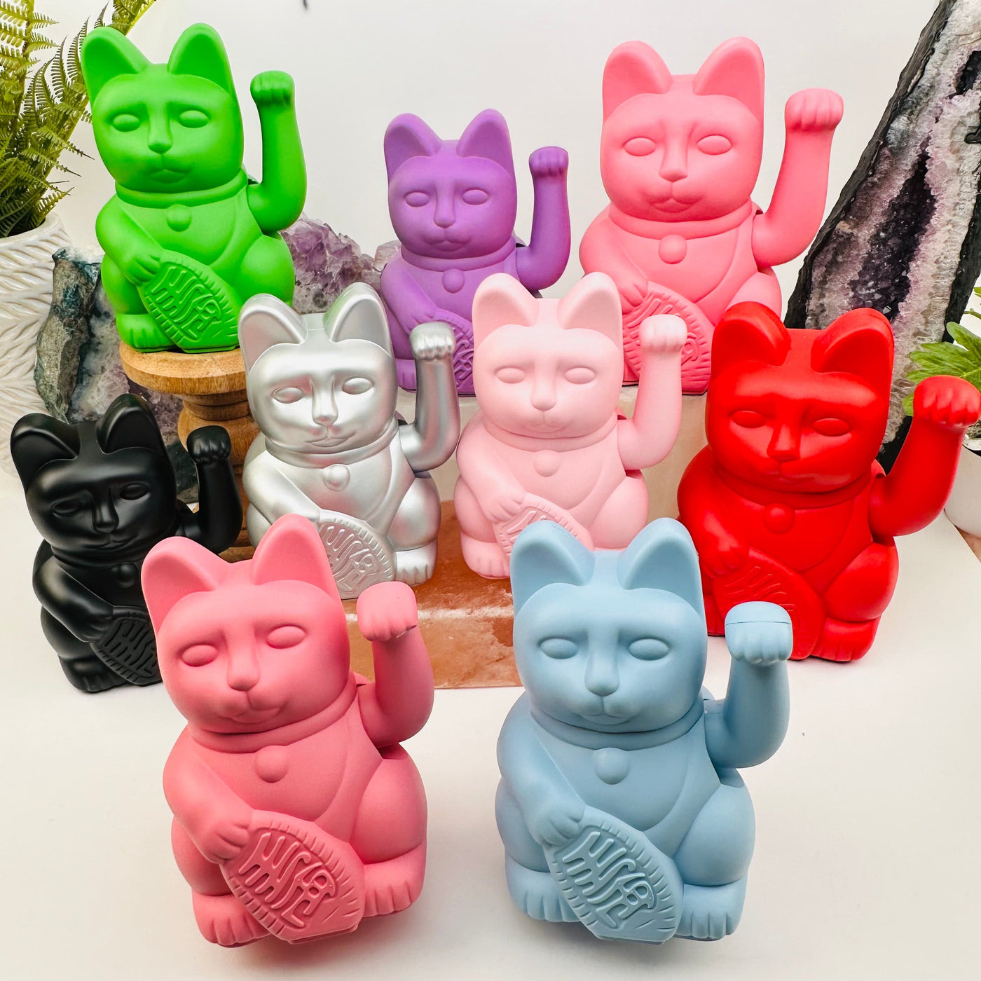 multiple lucky cats displayed to show the differences in the sizes and color shades 