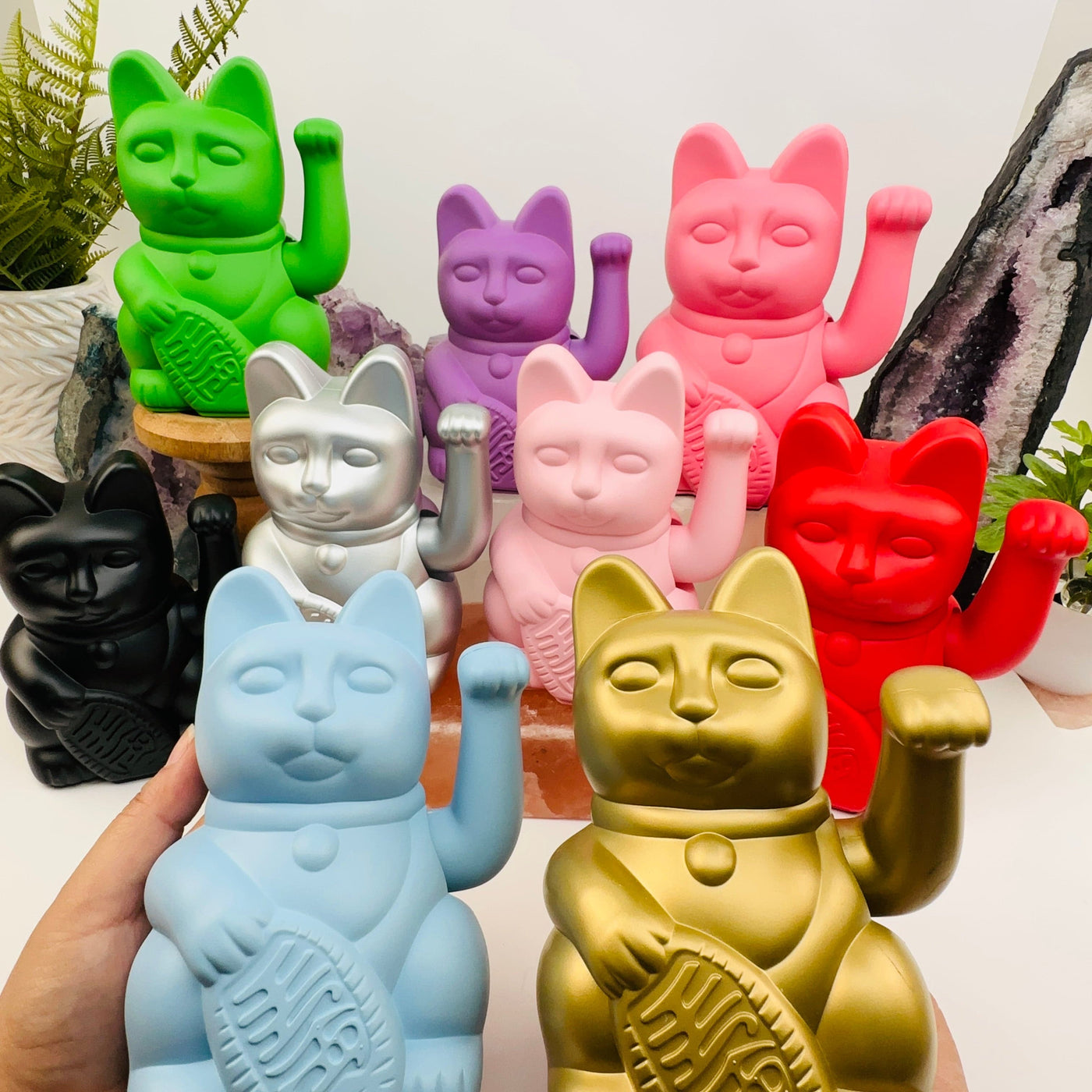 multiple lucky cats displayed to show the differences in the sizes and color shades 