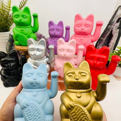 multiple lucky cats displayed to show the differences in the sizes and color shades 