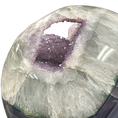 close up of the amethyst on the agate 