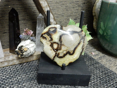 septarian with decorations in the background