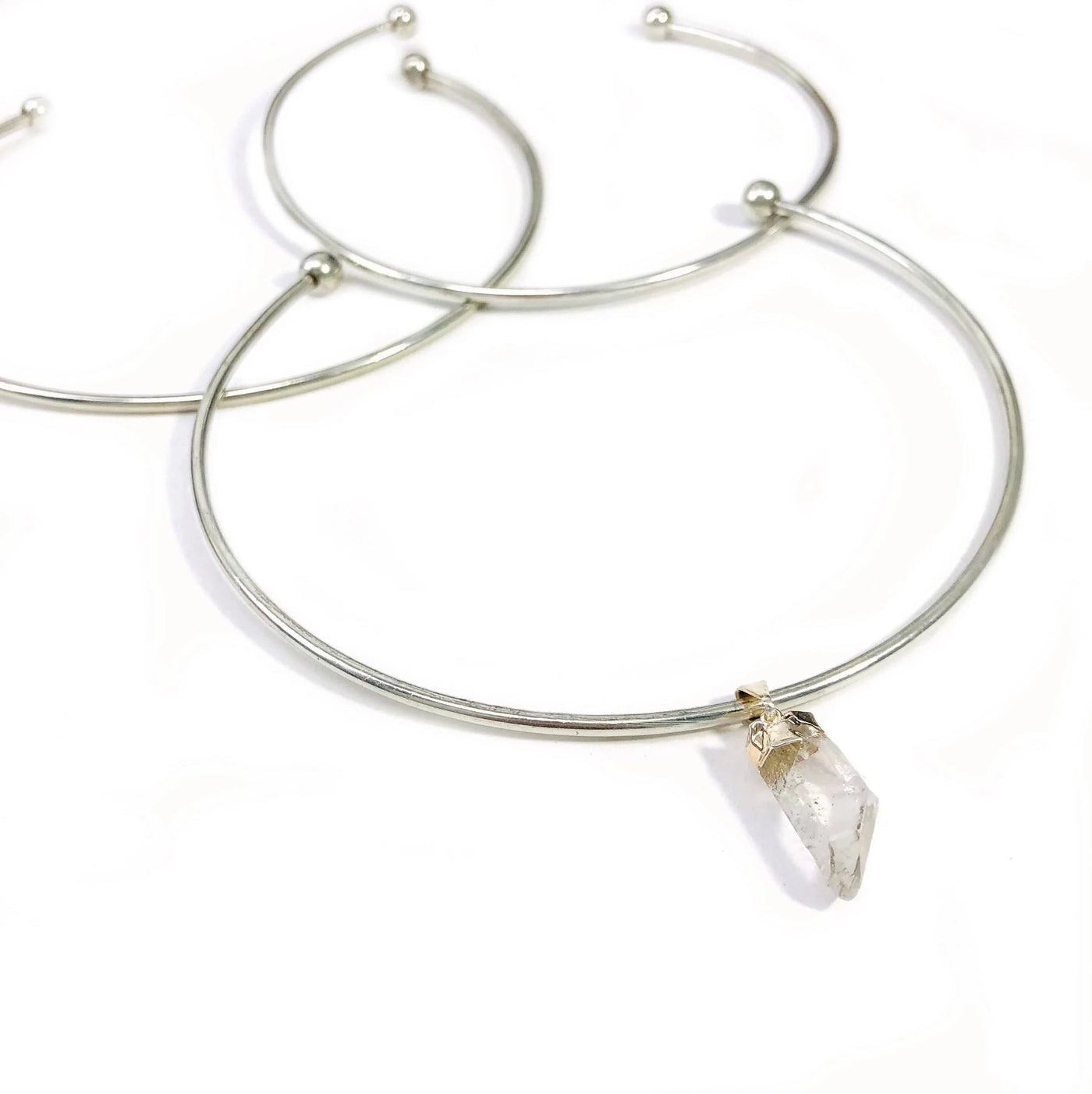 close up of the details on this choker necklace 