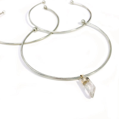 close up of the details on this choker necklace 