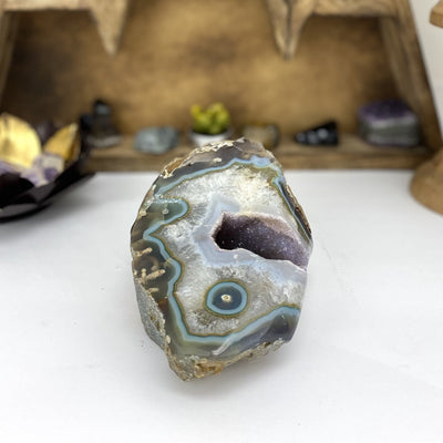 agate with decorations in the background